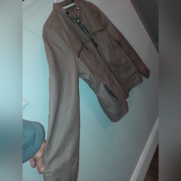 Vanity women’s taupe Faux Leather Jacket size large excellent used condition - Picture 3 of 10